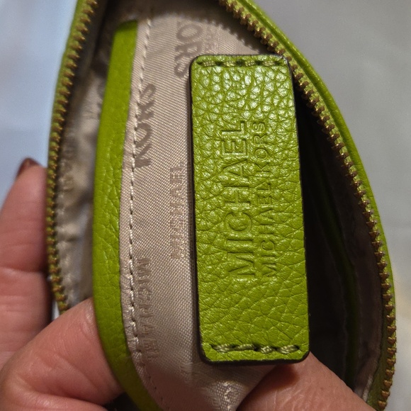 Michael Kors Fulton Wristlet EUC - Picture 9 of 9